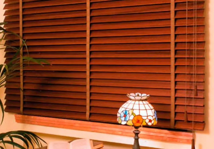 Persiana veneciana de madera